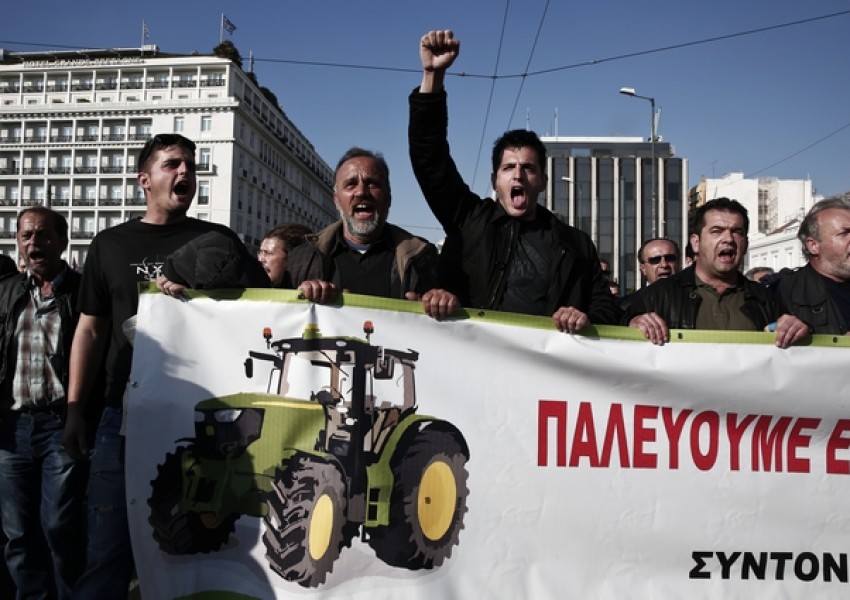 Протестът в Атина: Масови сблъсъци, сълзотворен газ и замерване с откъртени павета