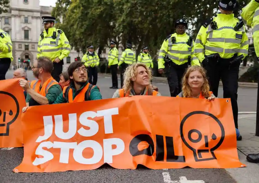 Лондон: Екоактивисти от "Просто спрете петрола" нарушиха представлението на "Клетниците"