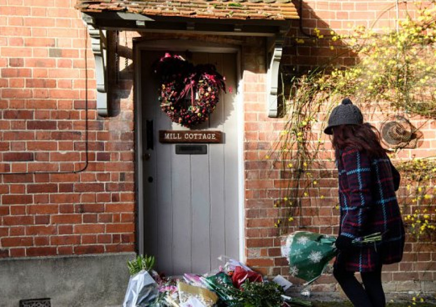 Фенове на Джордж Майкъл покриха с цветя дома му в Англия (СНИМКИ)