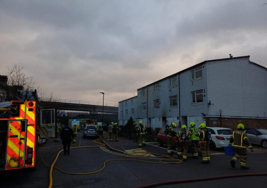 Извънредно: Сериозен пожар до летище London City, горят къщи в North Woolwich
