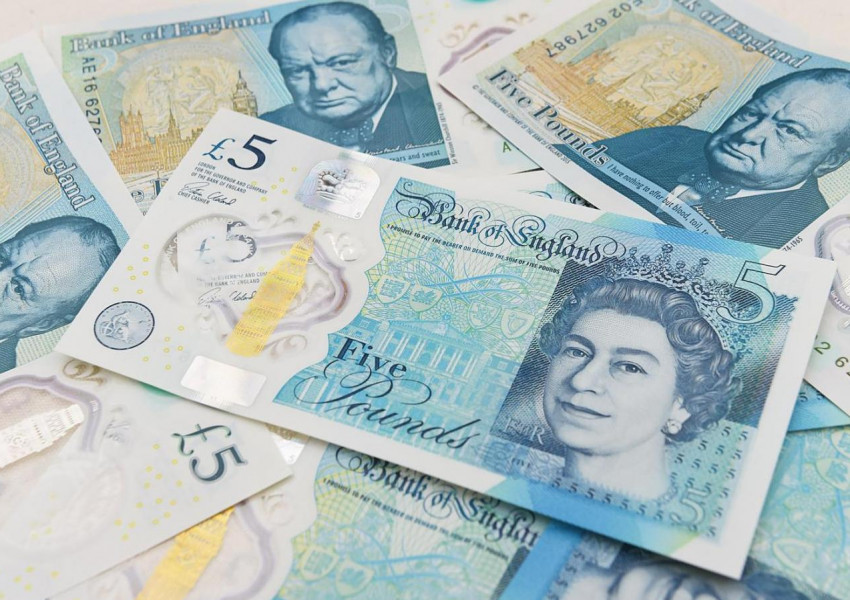 Късметлия държи рядка банкнота от £5, която струва £50,000!