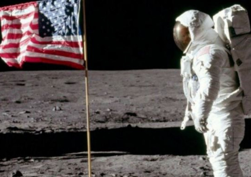 Американските знамена на луната се разпадат