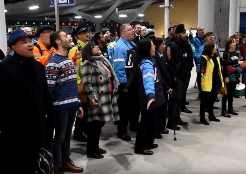 Флашмоб на железопътните служители зарадва пътниците на „Лондон Бридж“ (ВИДЕО)