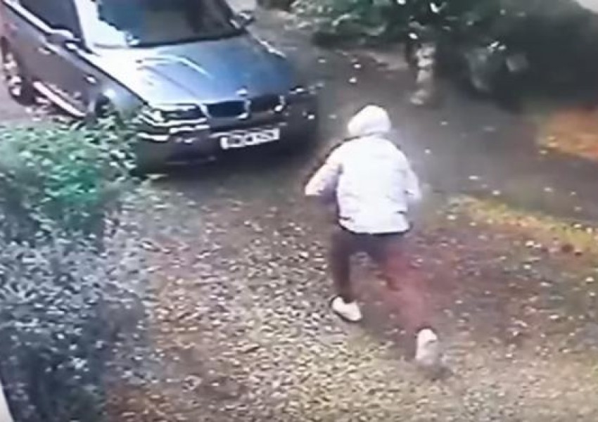 Ограбиха бижутерка пред прага на дома й в Южен Лондон