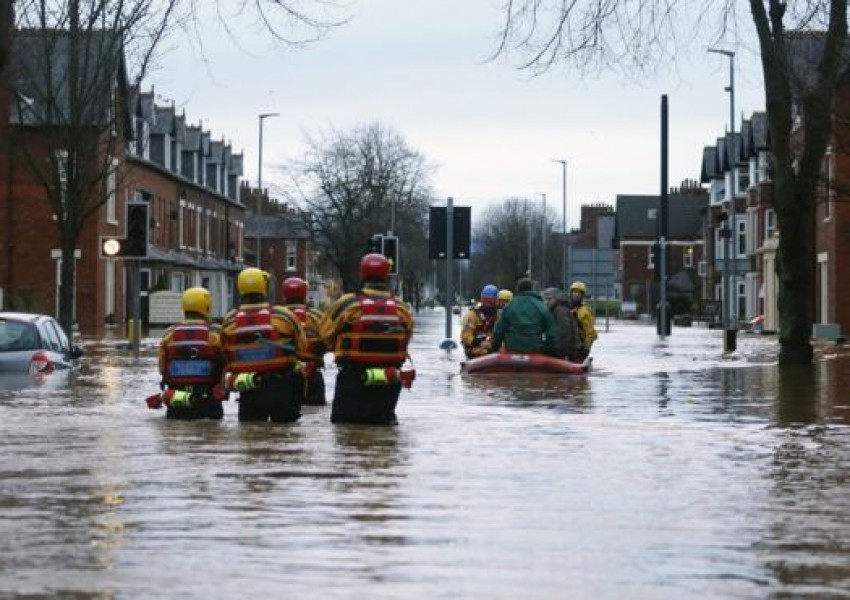 Огромни наводнения в Северна Англия и Шотландия, бурята "Дезмънд" идва към Лондон