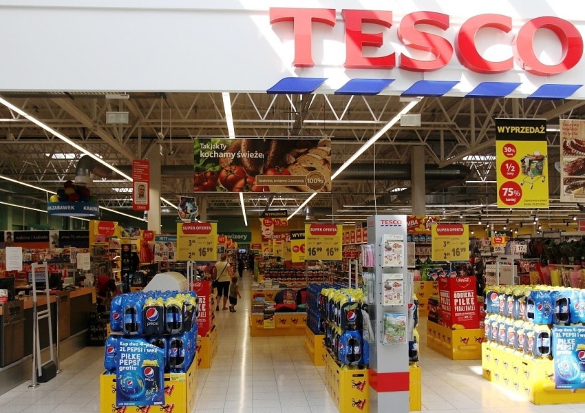 Tesco вдигна заплатите, оряза обаче бонусите за служители