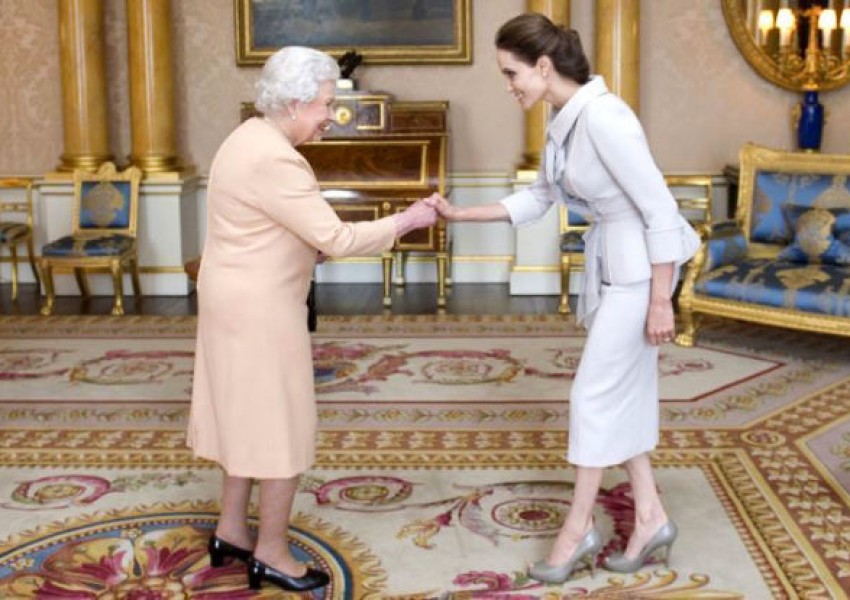 С кои знаменитости се е срещала английската кралица (СНИМКИ)