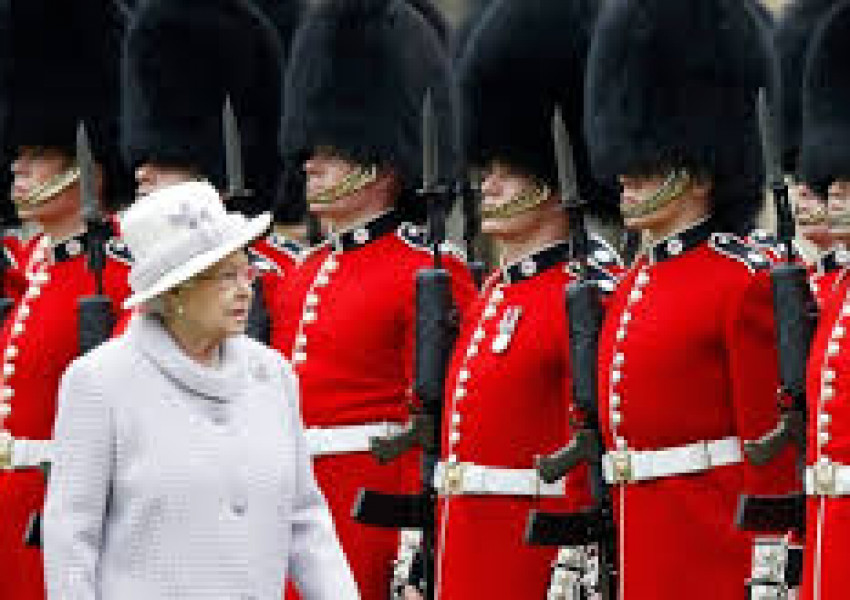 Ето защо с кралските гвардейци шега не бива! (ВИДЕО)