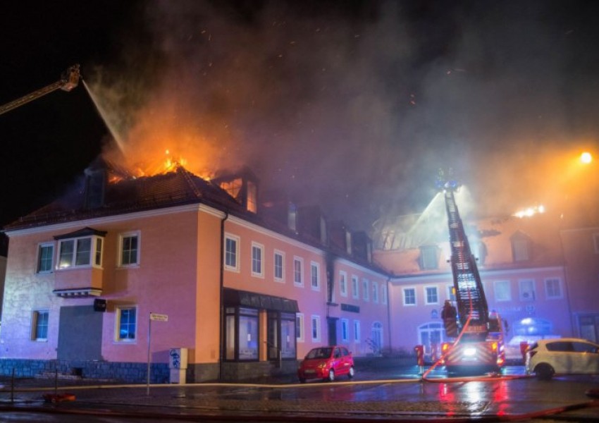 Бурна радост в германски град заради горяща сграда за бежанци