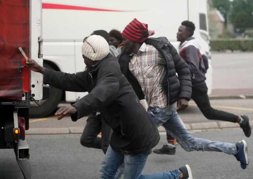 Стотици мигранти се опитаха да нахлуят в парижкия театър "Комеди-франсез"