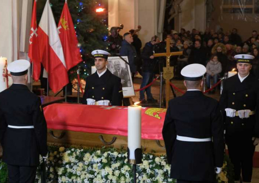 Полша е в траур. Погребват убития кмет на Гданск (СНИМКИ)