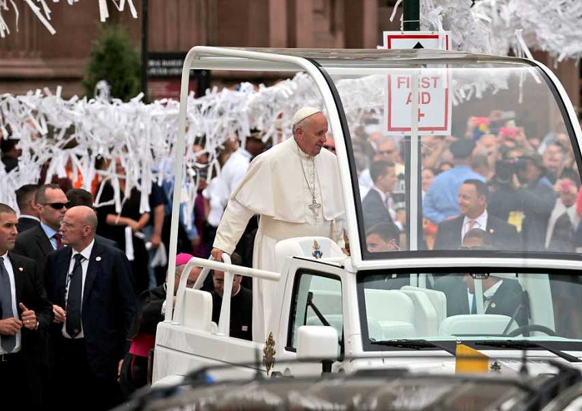 Продадоха на търг три папамобила