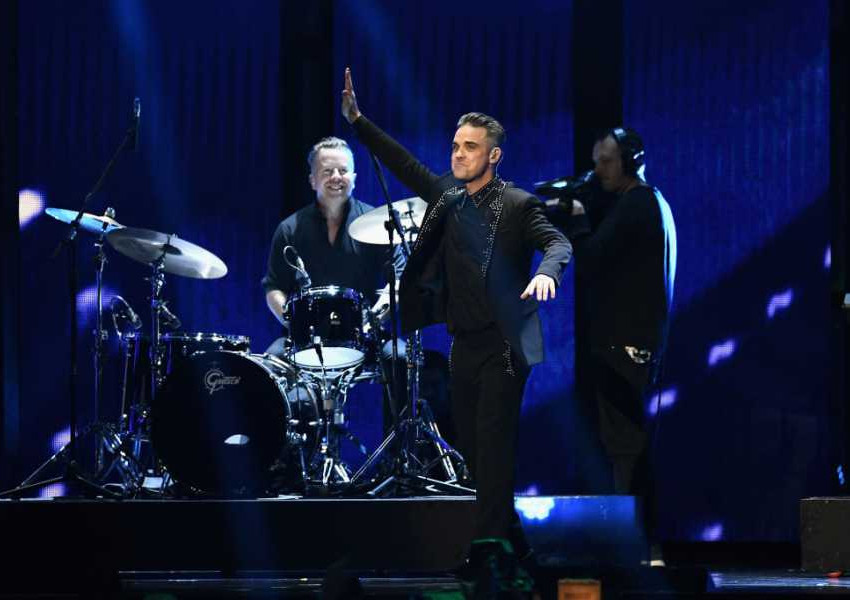 Дейвид Боуи триумфира посмъртно на Brit Awards