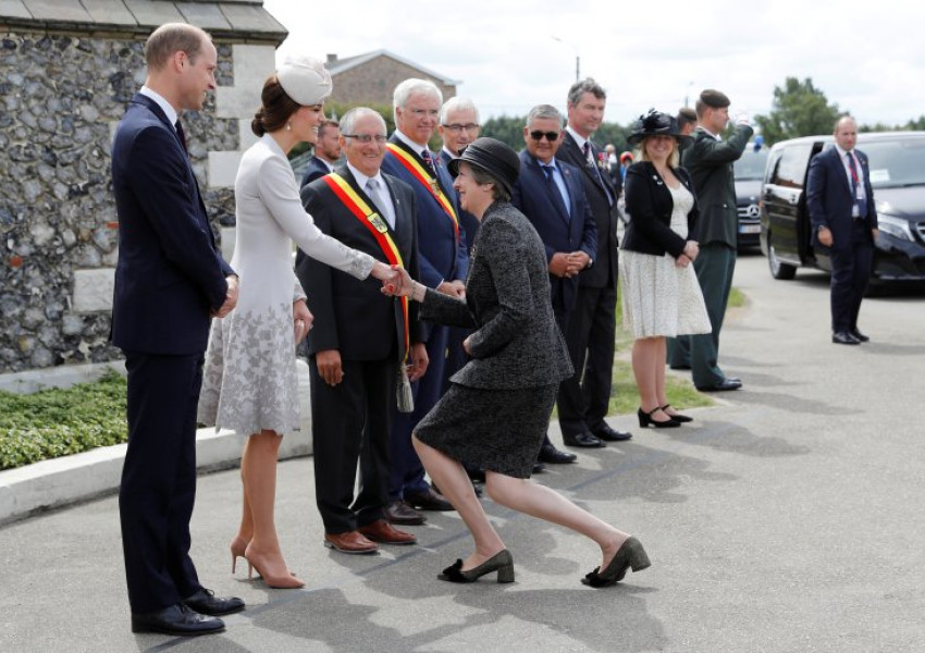 Защо Тереза Мей коленичи толкова често?