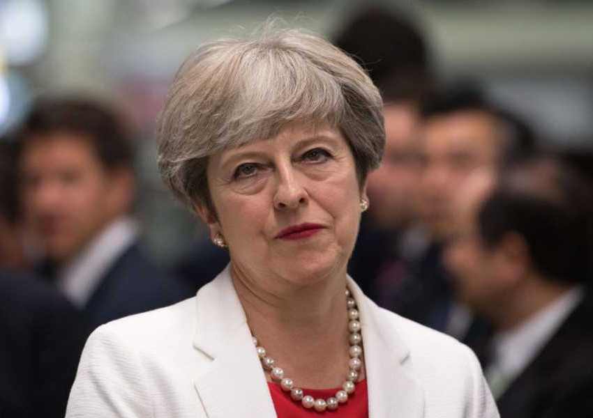 Тереза Мей остава премиер поне до 2022 година