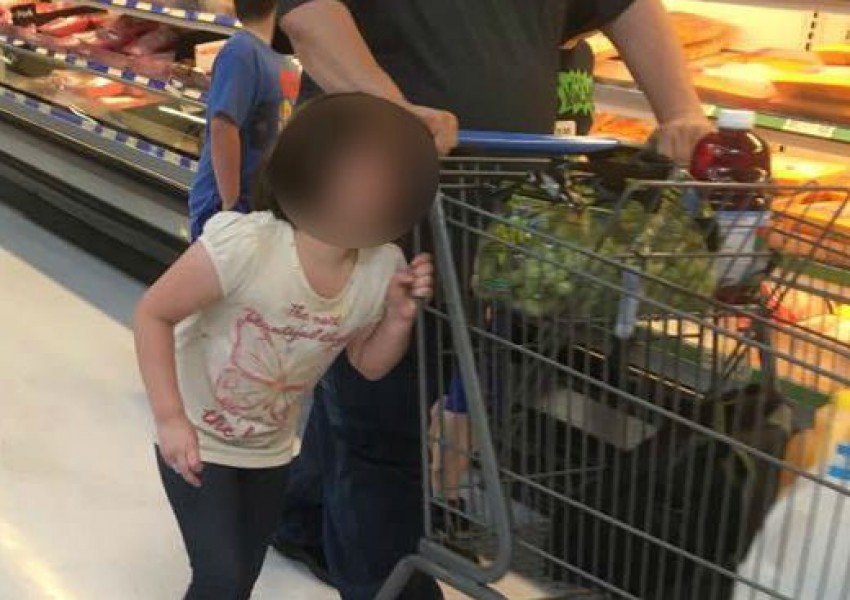 Баща влачи дъщеря си за косата, вързана за количката в супермаркета (СНИМКИ 18+)