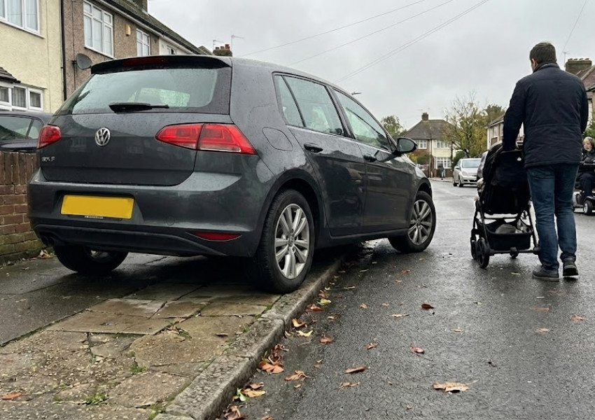 Край на паркирането върху тротоари в Англия? Правителството дава нови правомощия на общините Край на паркирането върху тротоари в Англия? Правителството дава нови правомощия на общините