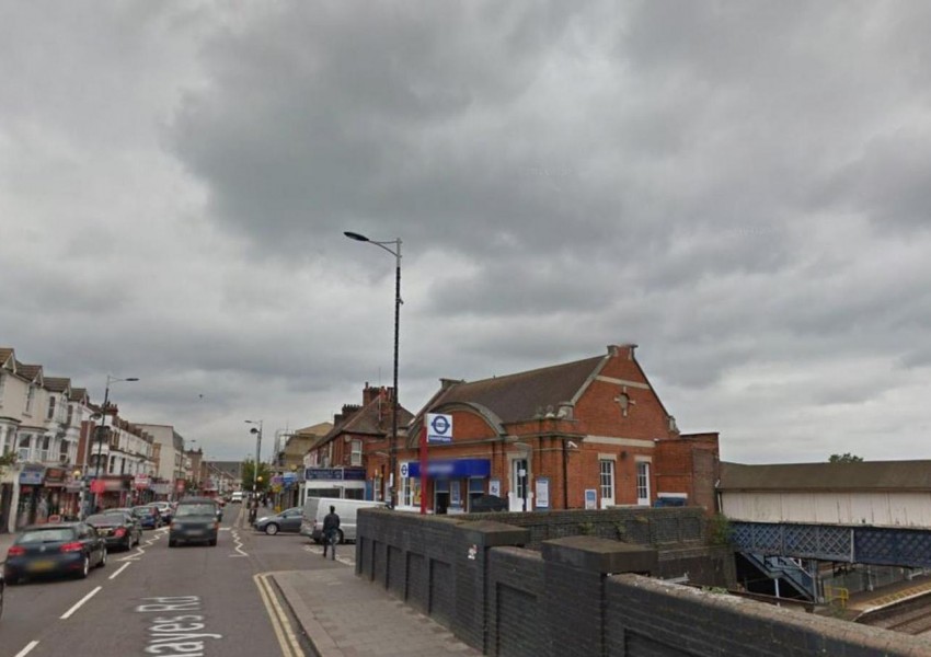 19-годишен младеж убит до гара в Източен Лондон