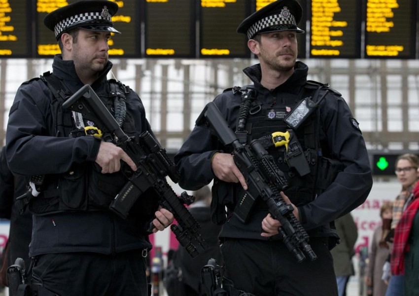 Въоръжени полицаи ще пътуват в метрото на Лондон