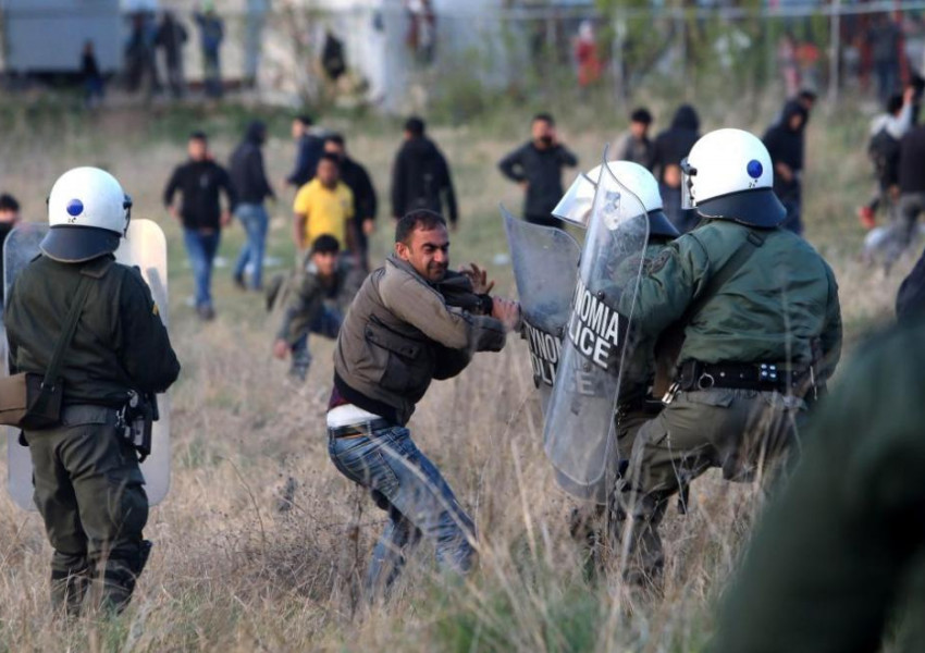 Гръцката полиция залови български камион пълен с нелегални имигранти