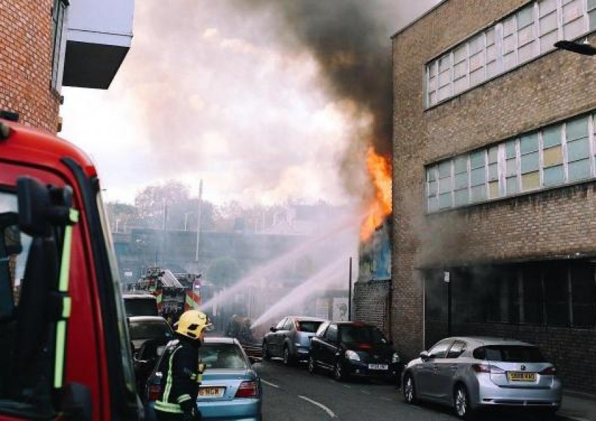 Голям пожар в Източен Лондон