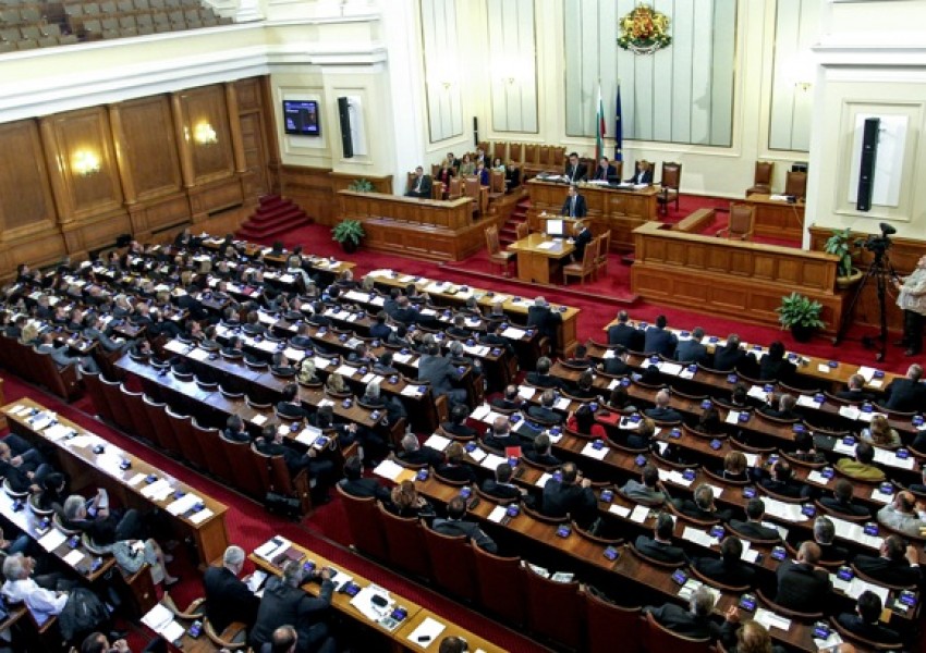 БСП и ДПС поискаха извънредно свикване на парламента