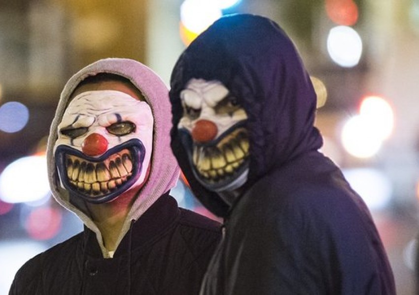 Клоуни-шегаджии плашат деца в Нюкасъл