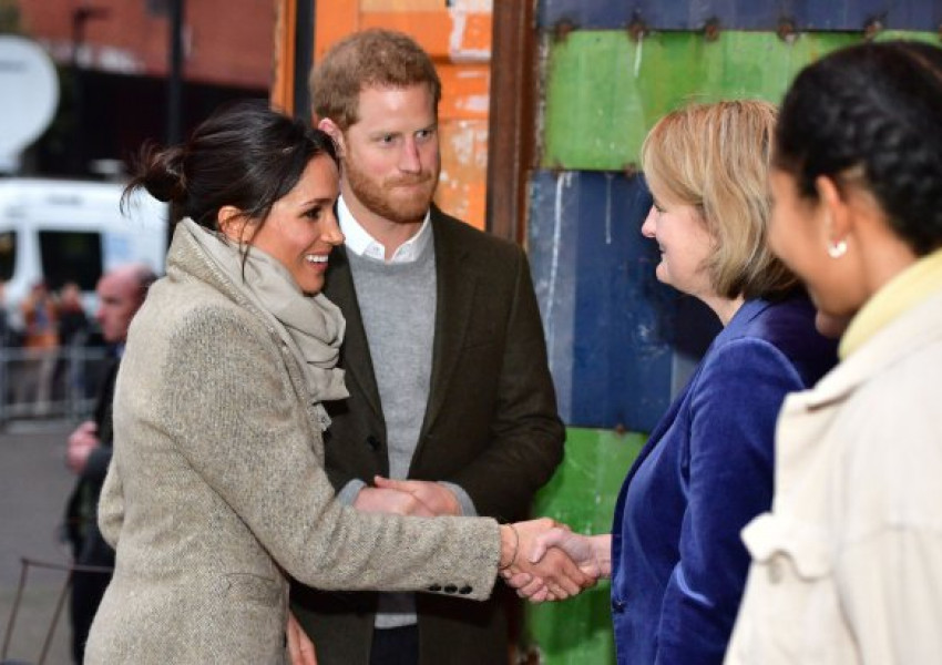 Стотици се редят на опашка в Брикстън заради Хари и Меган