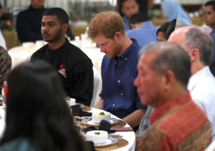 Принц Хари се моли с мюсюлманската общност в Сингапур