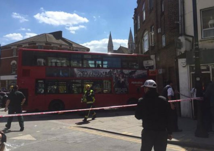 17 души са ранени, след като автобус се вряза в магазин на Harlesden High Street