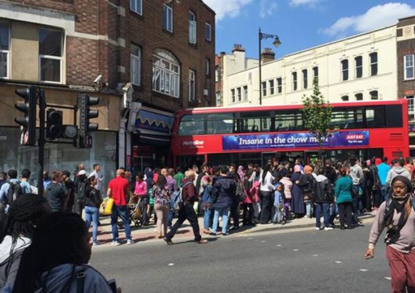 Автобус се блъсна в магазин на оживена улица в Лондон
