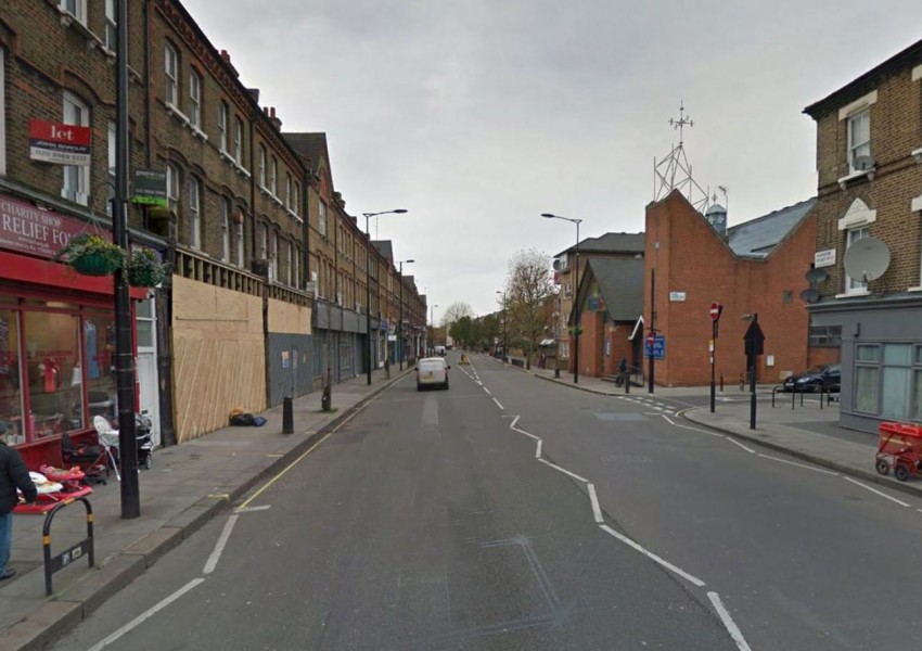 20-годишен се бори за живота си след атака с нож на улица в Западен Лондон