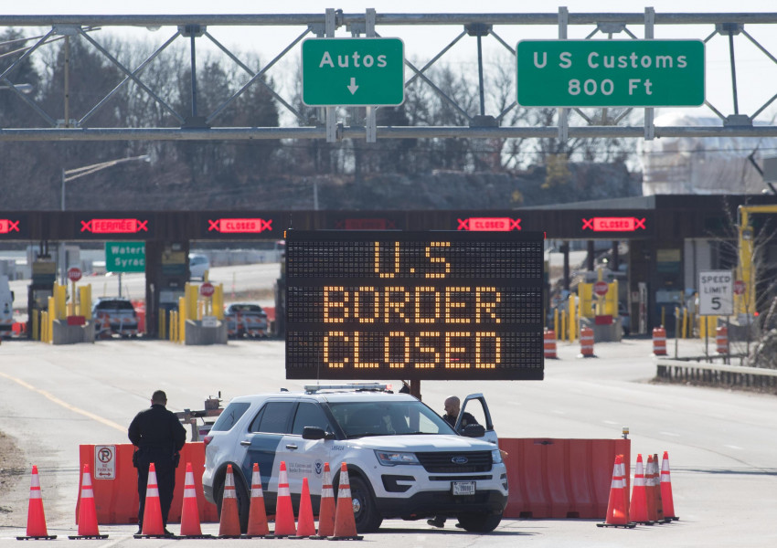 САЩ затваря границите си с Канада и Мексико.