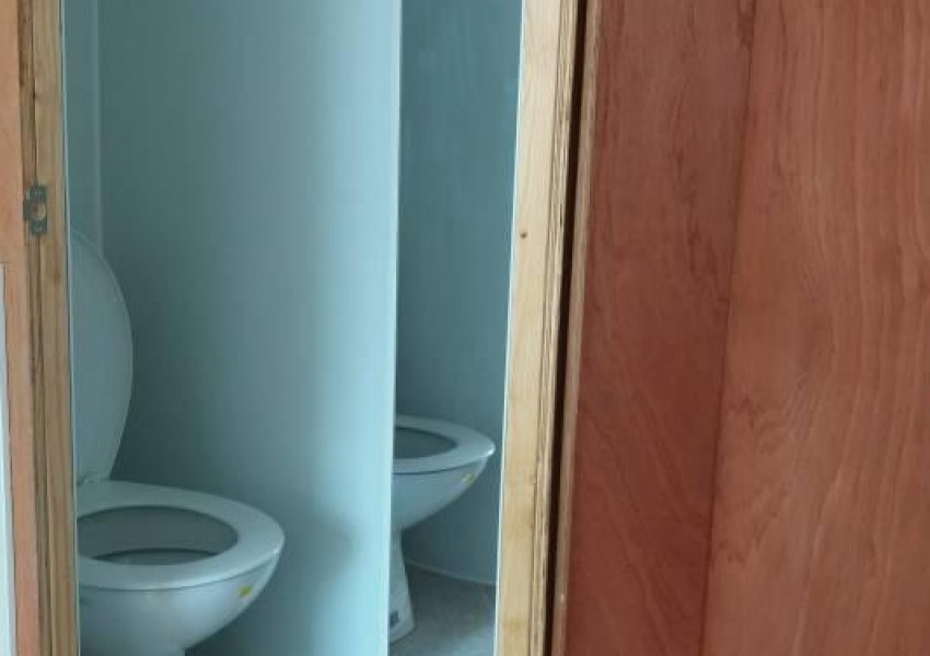 Тази стая в Лондон има възможно най-нелепата тоалетна, която сте виждали (СНИМКИ)