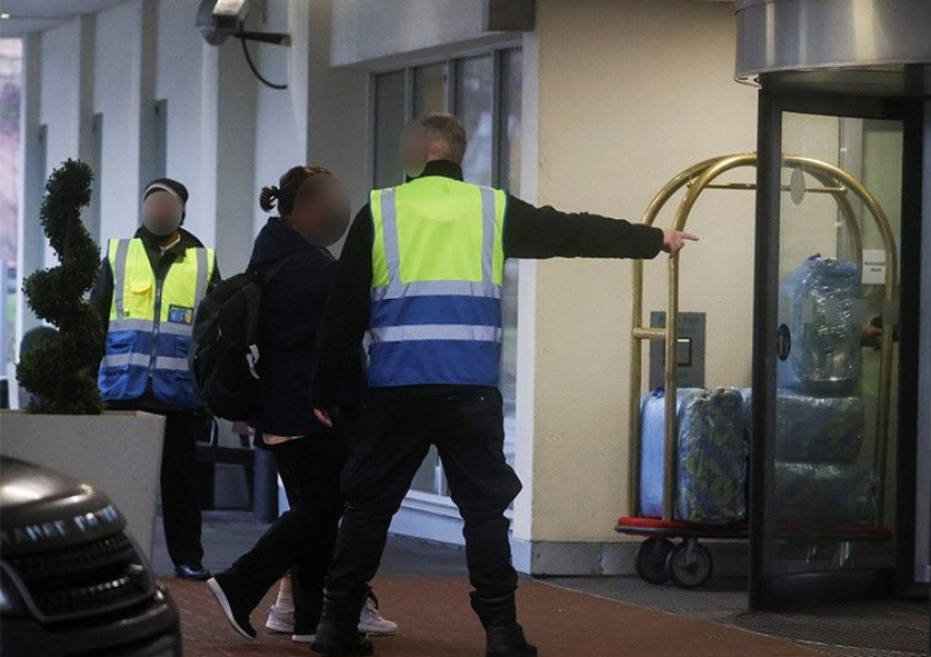 Би Би Си: Ceкc тoрмoз от охранители в карантинните хотели