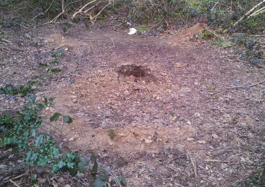 Мистериозна дупка в лондонски парк изправи на крак полицията (СНИМКИ)