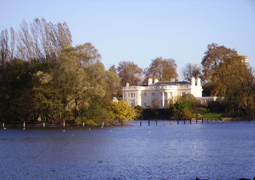 Саудитското кралско семейство притежава имение в “Риджънтс парк”, построено през 1818 година.