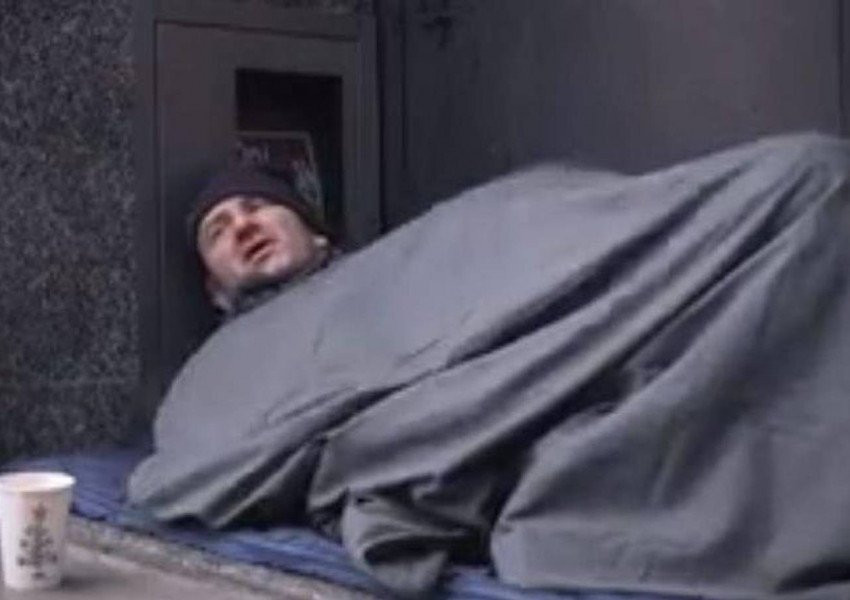 Фалшив бездомник показва как се правят £60 на час  