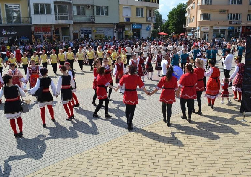 Български данъчни играха хоро, за да хванат самоодеен състав в измама