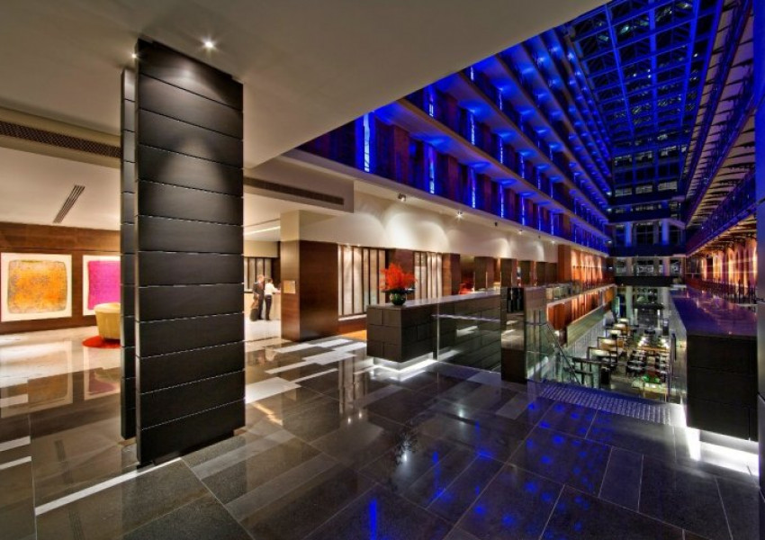 Компания раздава луксозен безплатен обяд на 100 души