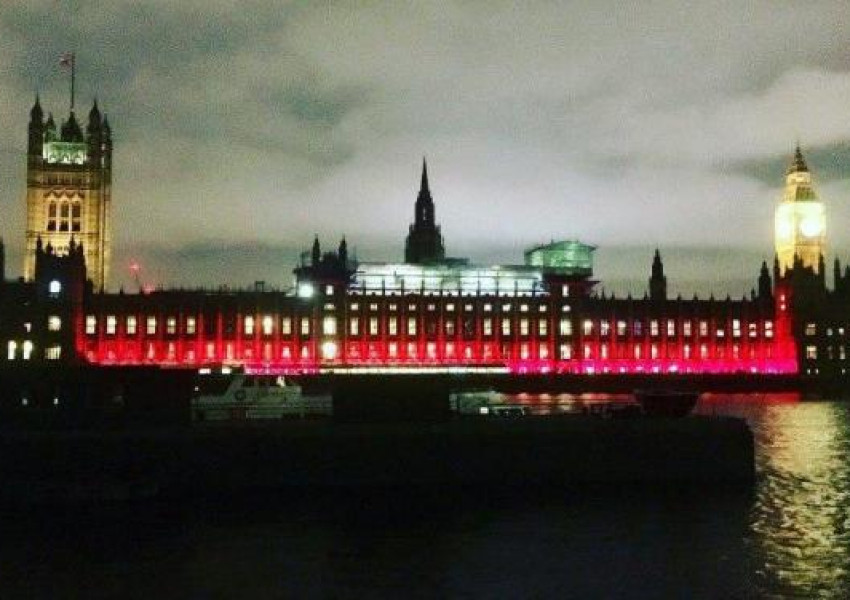 Лондонски забележителности светнаха в червено (СНИМКИ)