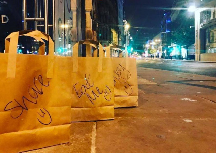 Ресторант оставя безплатна храна пред вратите си всяка вечер