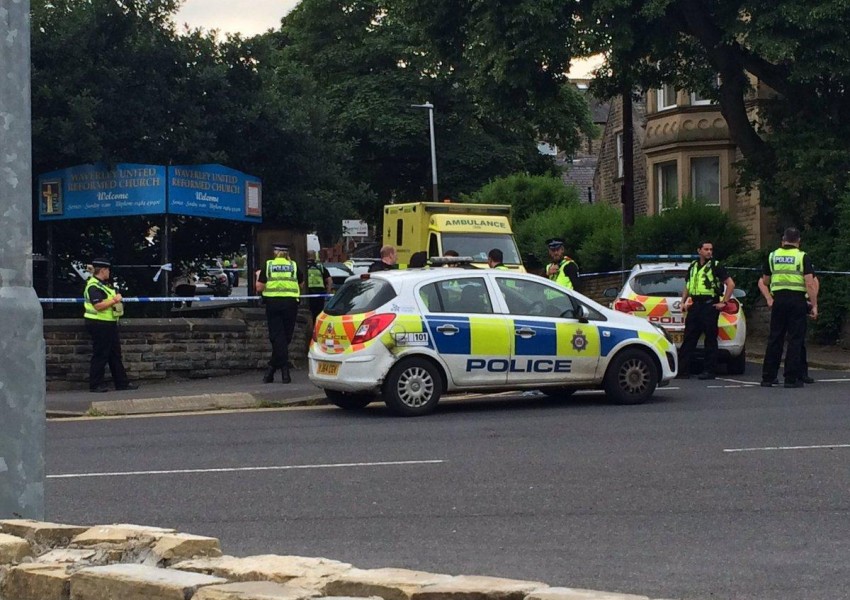 Млад британец припадна след атака с нож пред изборна секция в Хъдърсфийлд