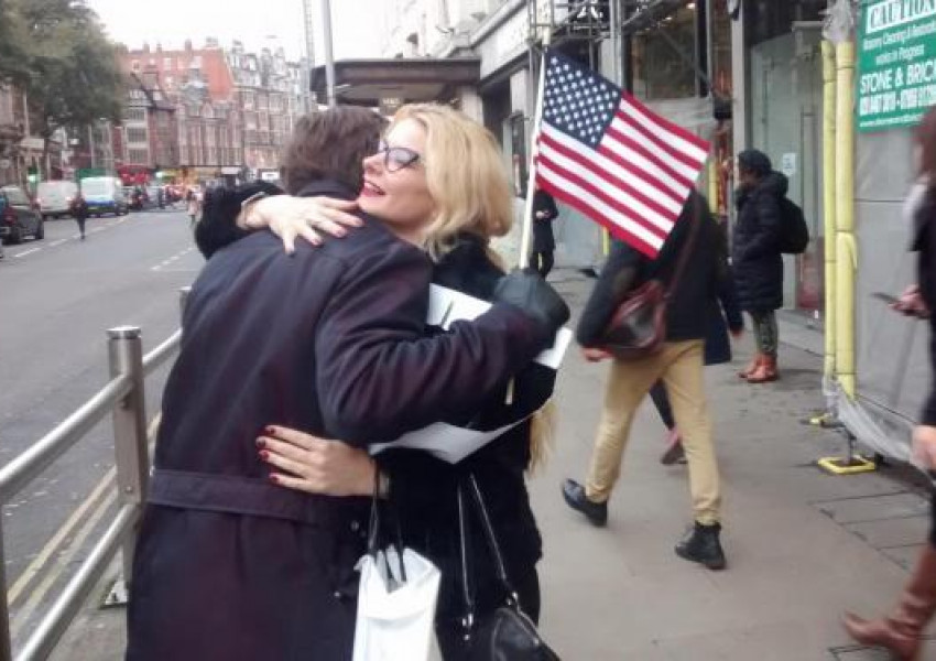 Американец предлага "безплатни прегръдки" на лондончани, огорчени от победата на Тръмп