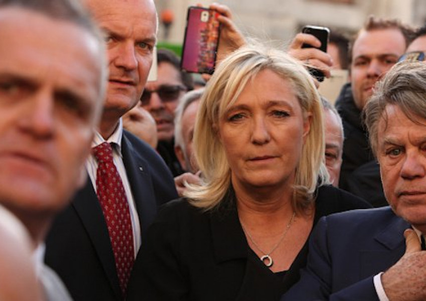 Хвърляха яйца по Марин льо Пен 