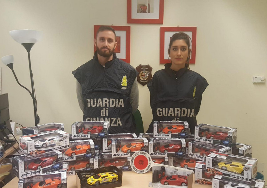 Задържаха българи в Италия заради контрабанда на играчки