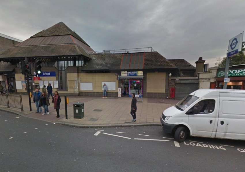 Лондончанин се бори за живота си след атака пред гара в "Илфърд"
