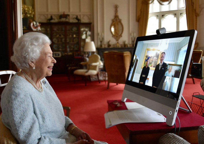 Кралицата провежда разговорите си само онлайн! 