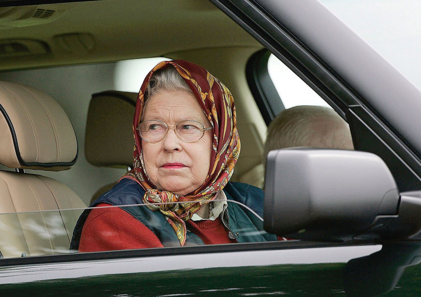 95 годишната кралица шофира автомобила си сама около 30 мин. за да се срещне с внука си принц Хари