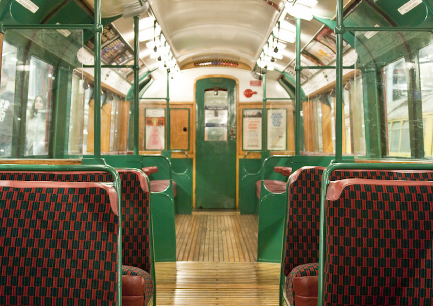 Да се пренесем в Лондон през 90-те с този ретро влак (СНИМКИ)